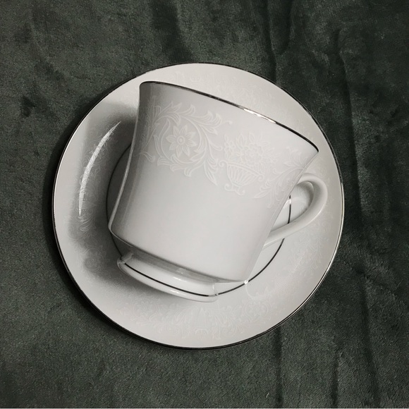 Set of 4 Crown Victoria Lovelace Tea Coffee Cups and Saucers - Picture 12 of 16